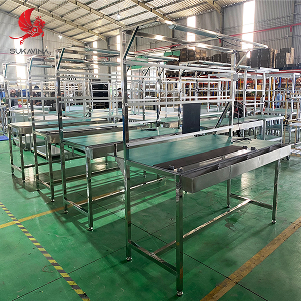 Bàn làm việc được kết hợp khay inox đựng dụ cụ làm việc 